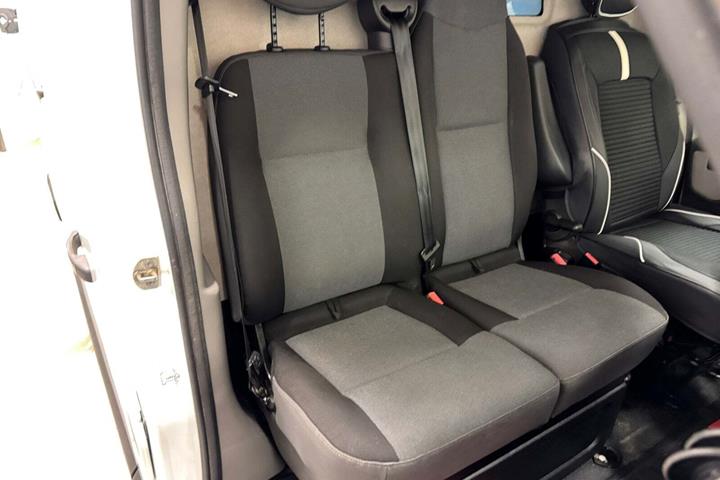 Hvid Nissan NV400 fra 2017 set indefra