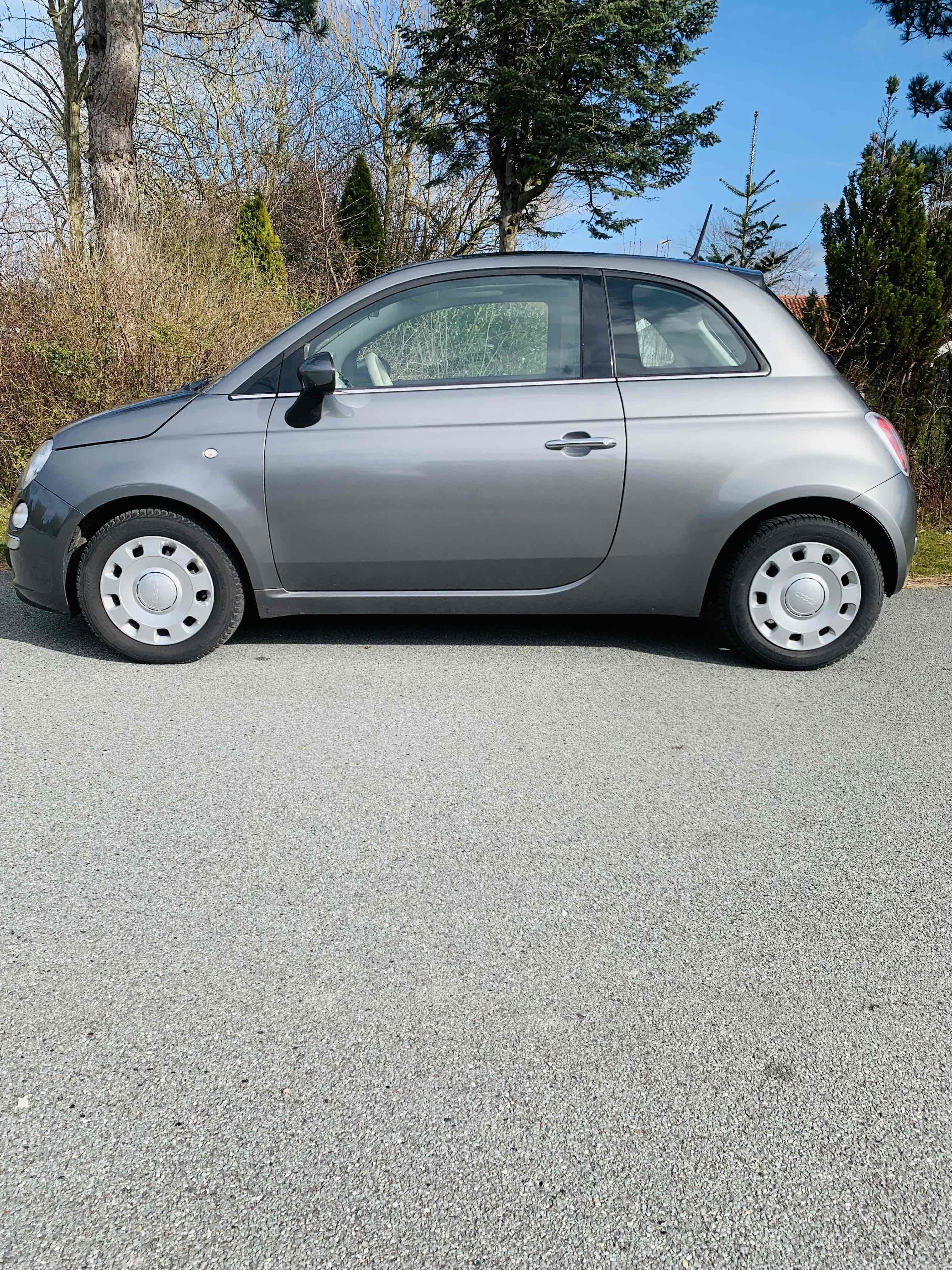 Grå Fiat 500 fra 2012