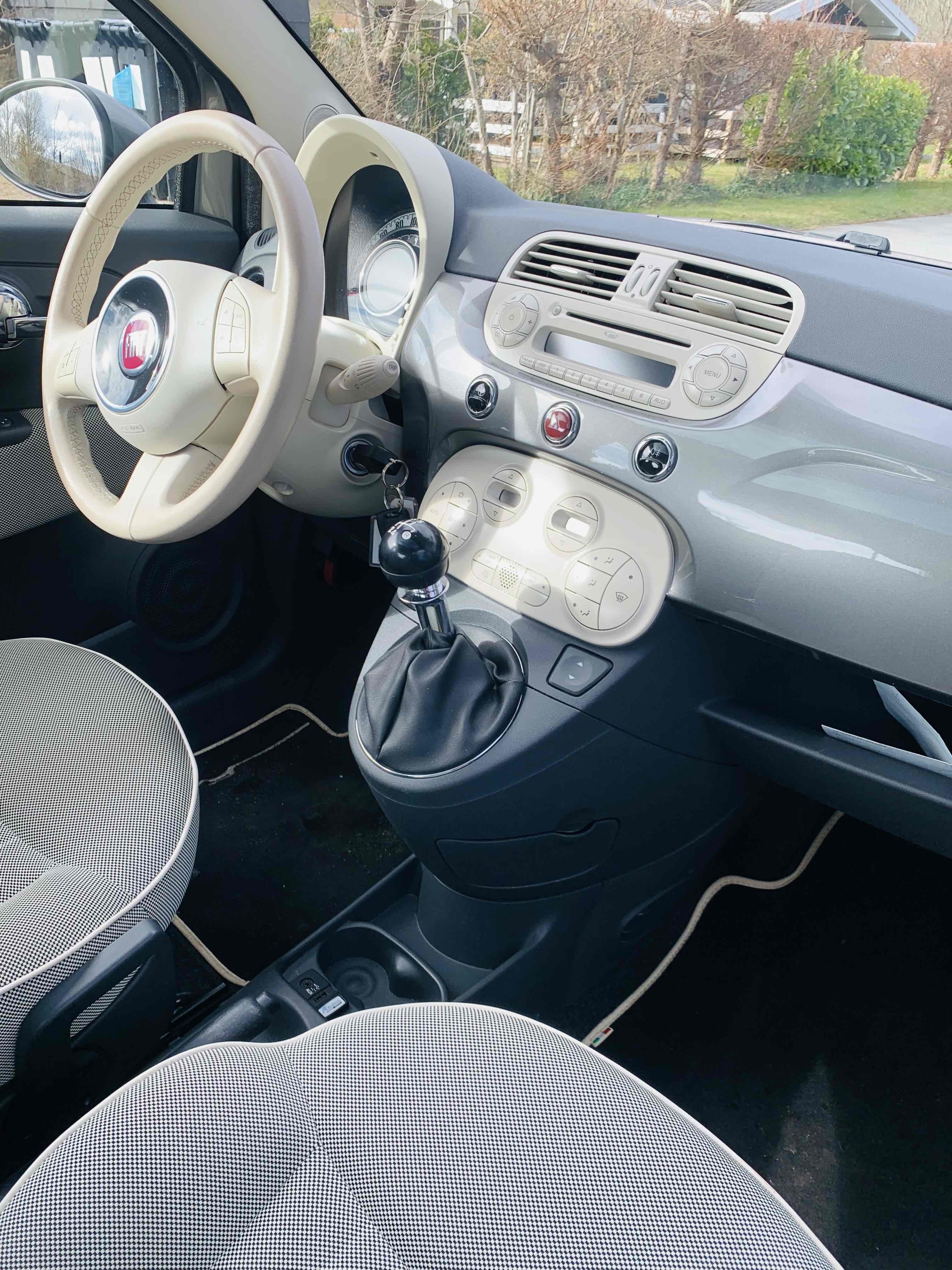 Grå Fiat 500 fra 2012