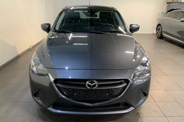 Grå Mazda 2 fra 2018