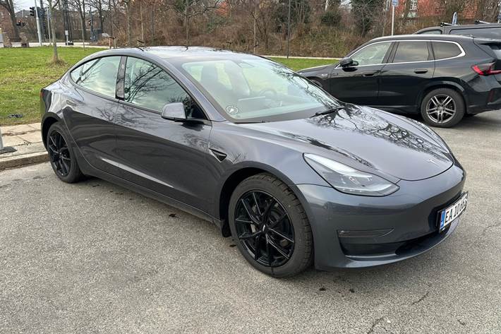 Grå Tesla Model 3 fra 2022 set udefra