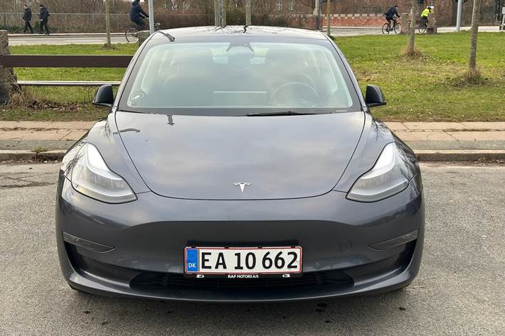 Grå Tesla Model 3 fra 2022