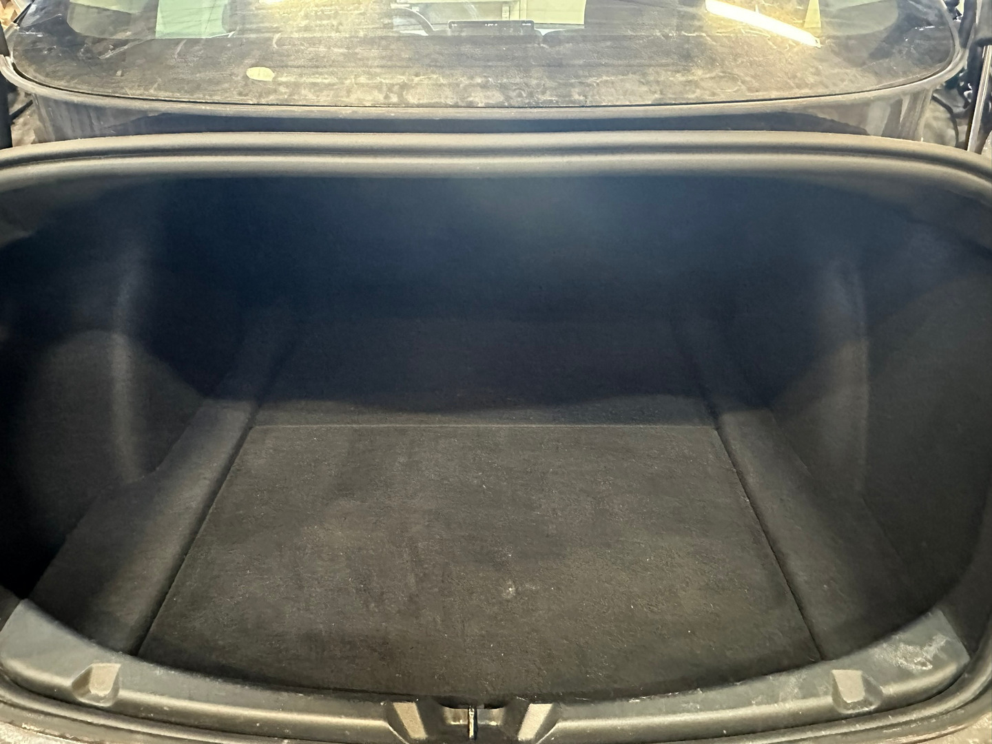 Grå Tesla Model 3 fra 2022