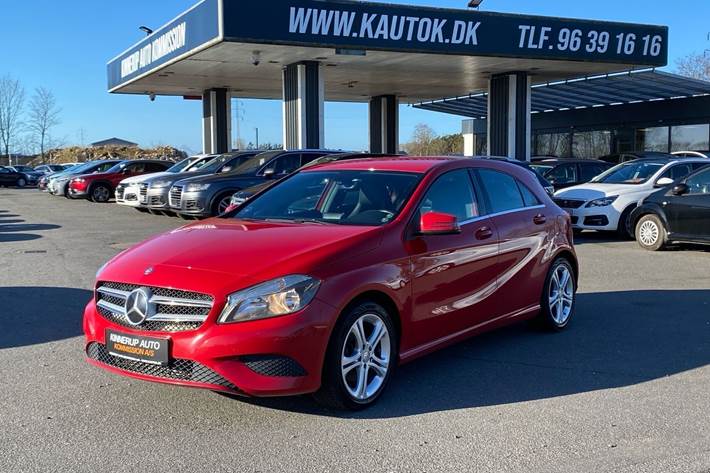 Rød Mercedes A200 fra 2014