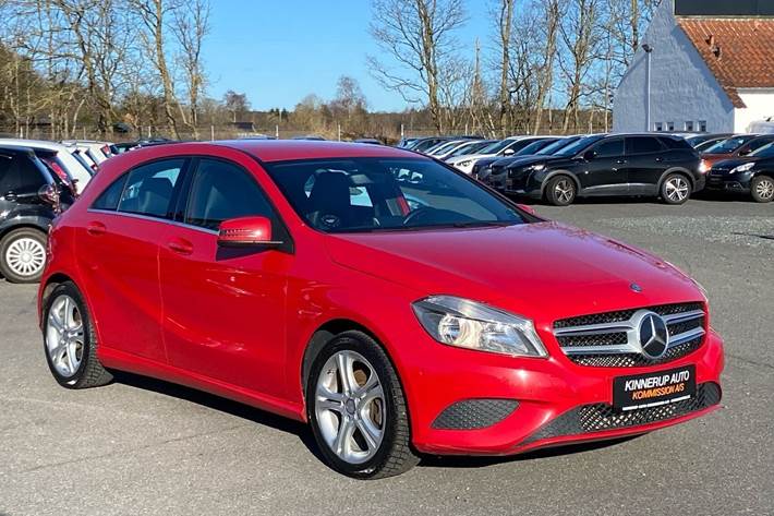 Rød Mercedes A200 fra 2014
