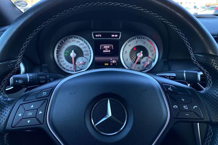 Rød Mercedes A200 fra 2014