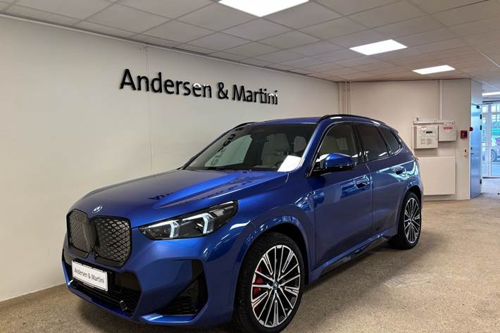 Blå BMW iX1 fra 2025