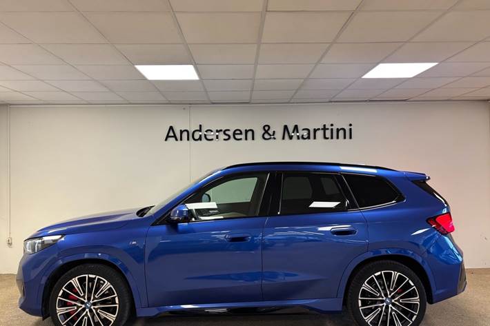 Blå BMW iX1 fra 2025