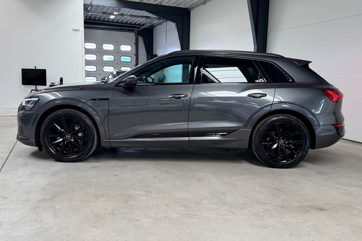 Grå Audi Q8 e-tron fra 2024