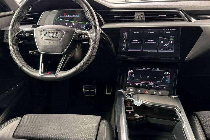 Grå Audi Q8 e-tron fra 2024