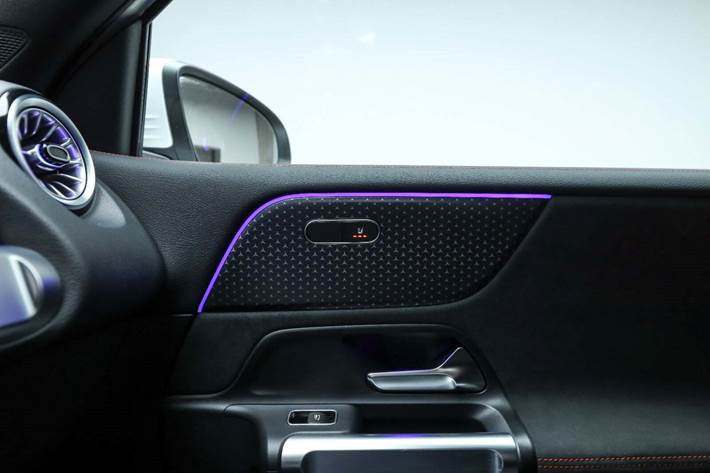 Hvid Mercedes EQB250+ fra 2026