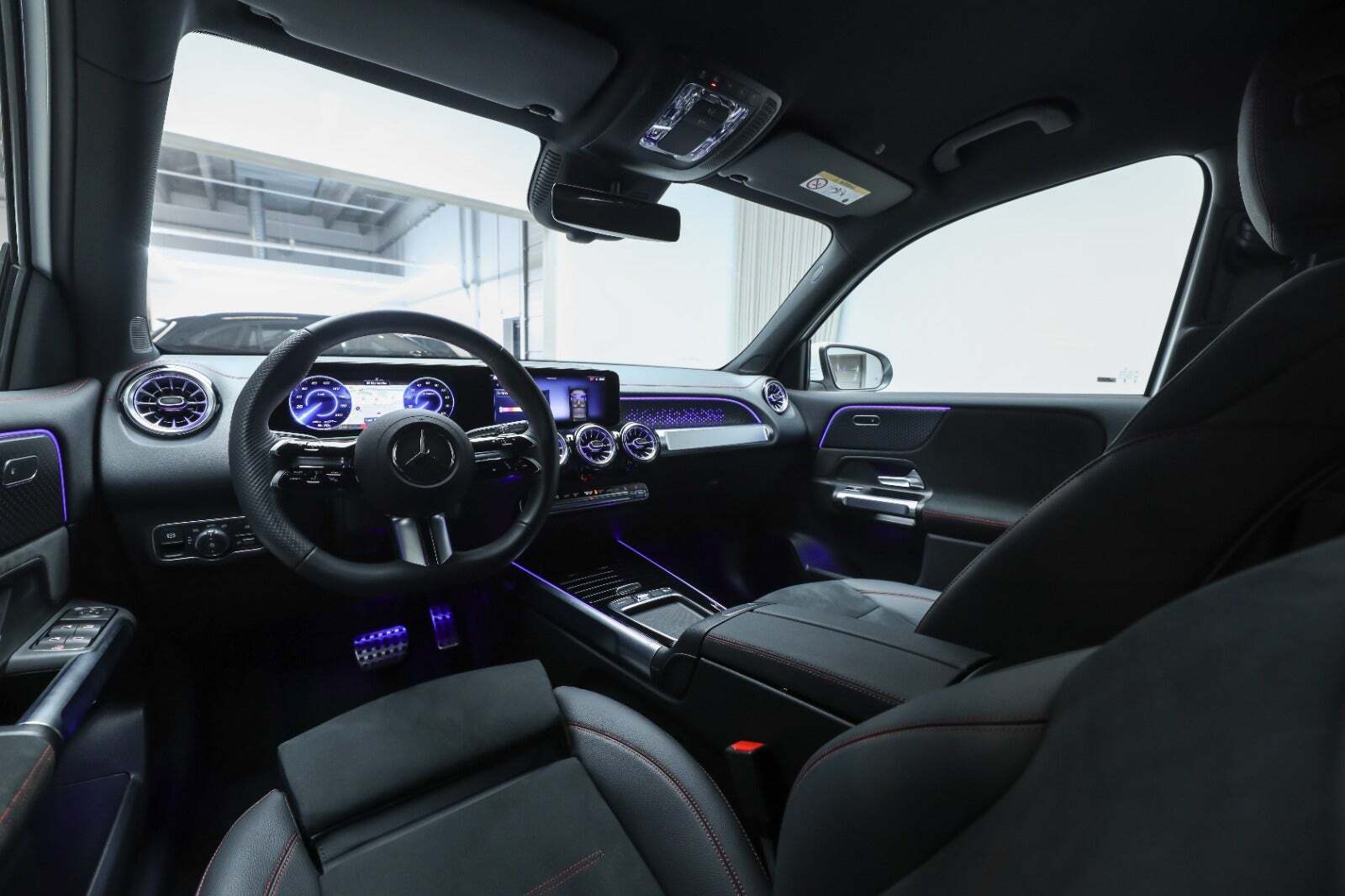 Hvid Mercedes EQB250+ fra 2026