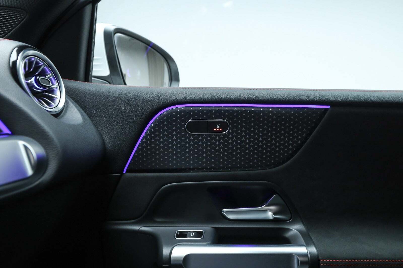 Hvid Mercedes EQB250+ fra 2026