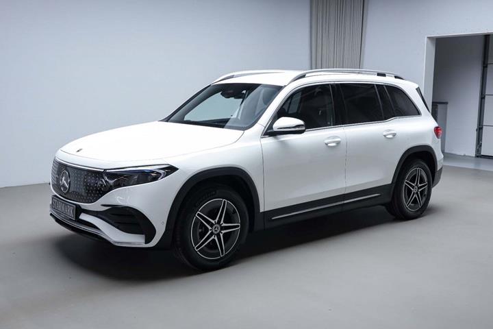 Hvid Mercedes EQB250+ fra 2026 set udefra