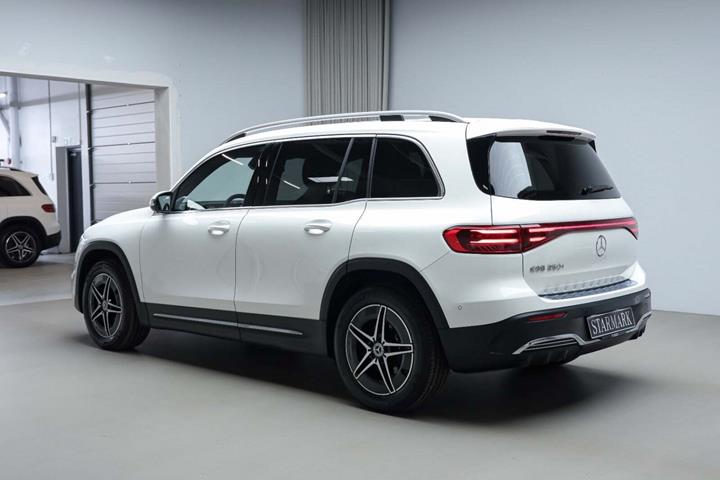 Hvid Mercedes EQB250+ fra 2026