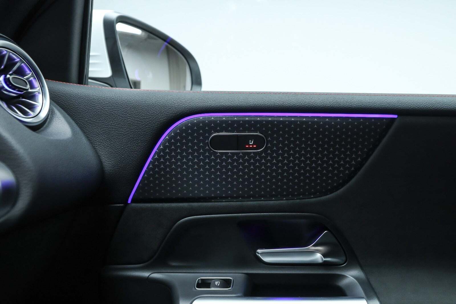 Hvid Mercedes EQB250+ fra 2026