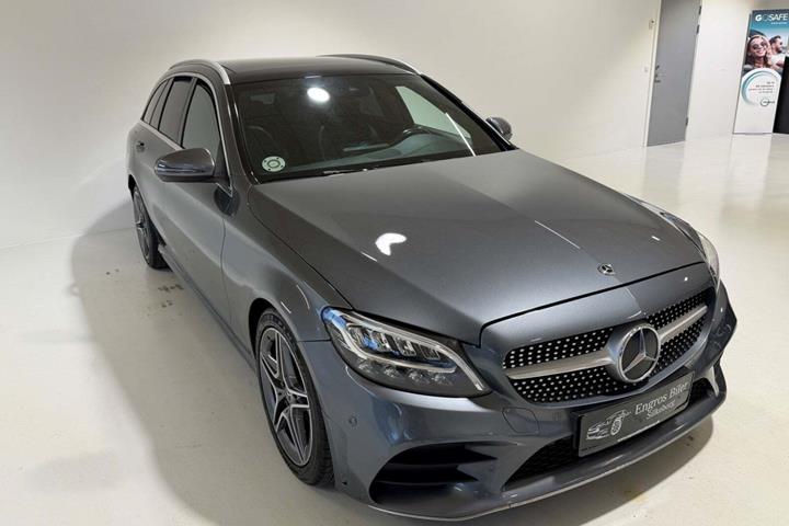 Grå Mercedes C220 d fra 2019 set udefra