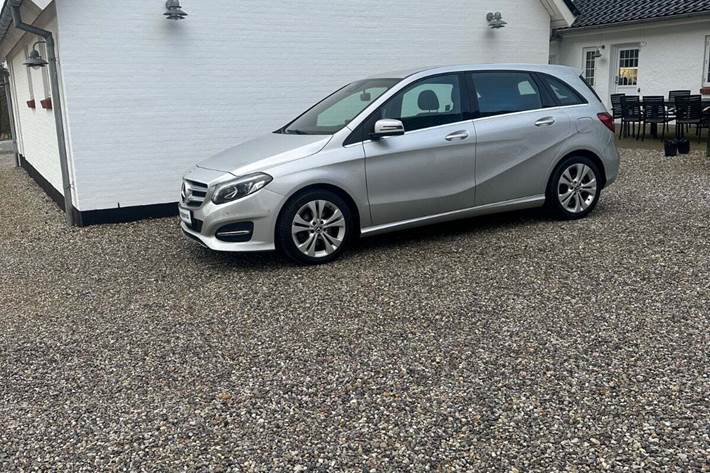 Sølv Mercedes B200 d fra 2017