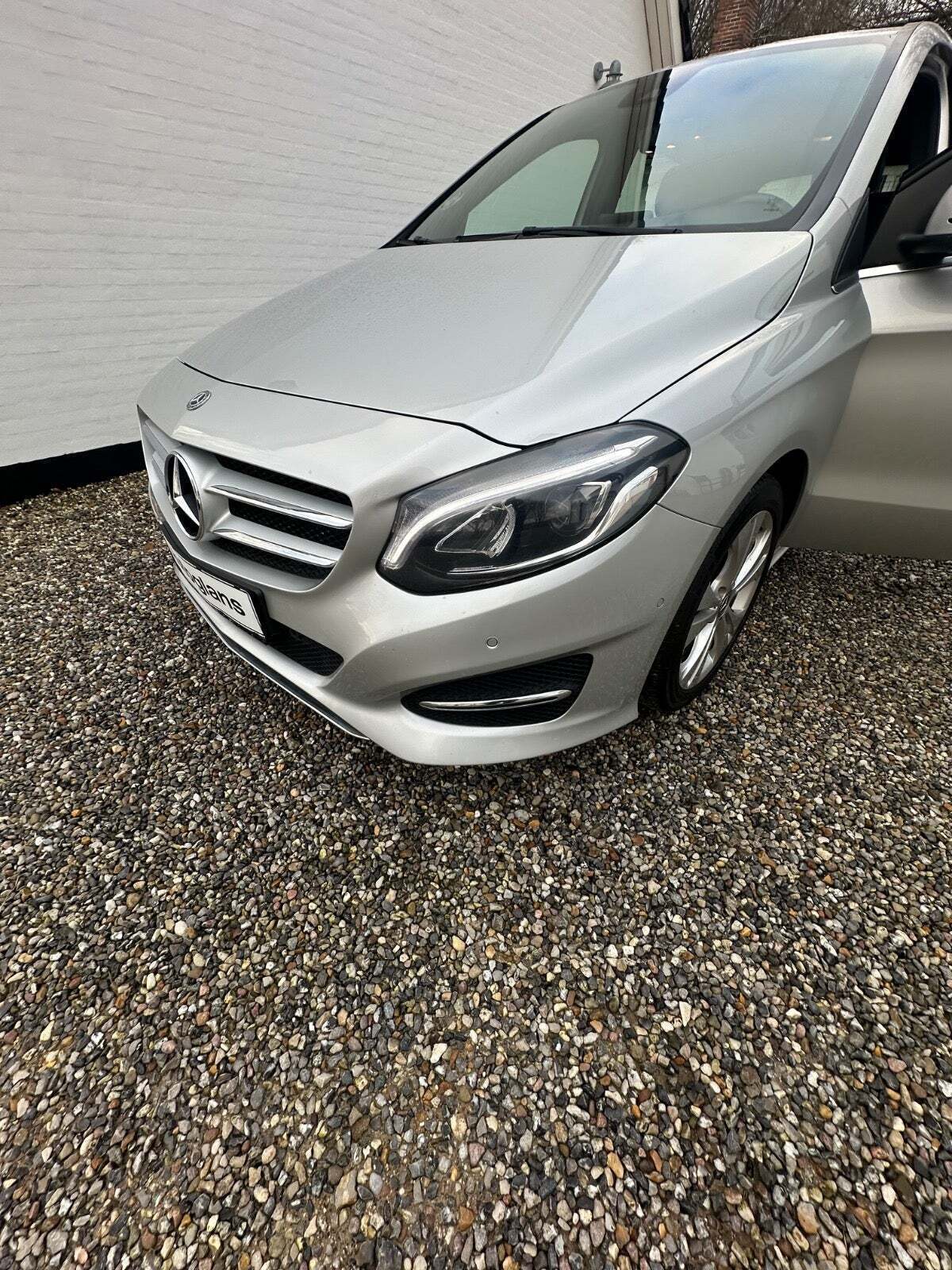 Sølv Mercedes B200 d fra 2017
