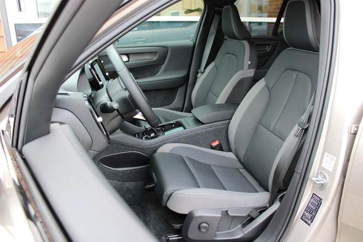 Orange Volvo XC40 fra 2023