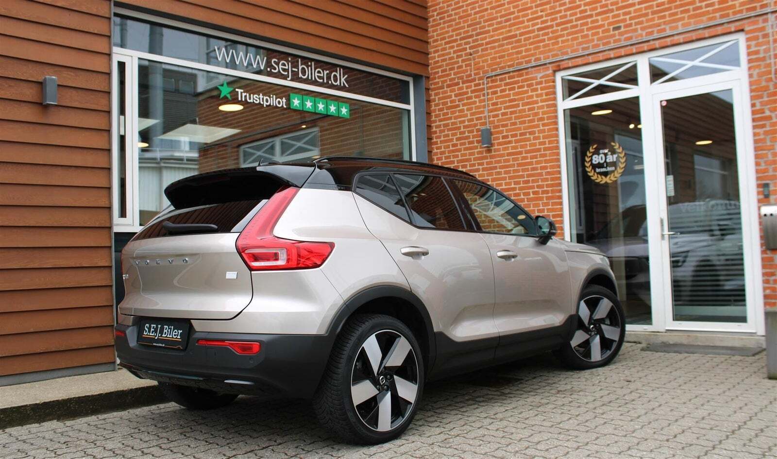 Orange Volvo XC40 fra 2023