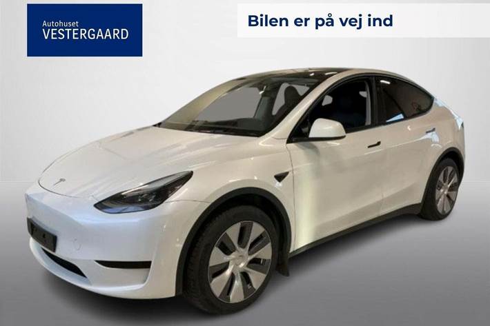 Hvid Tesla Model Y fra 2024