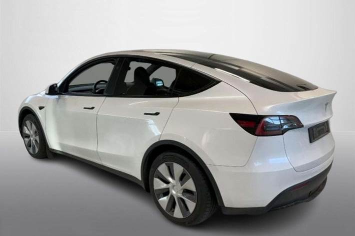 Hvid Tesla Model Y fra 2024
