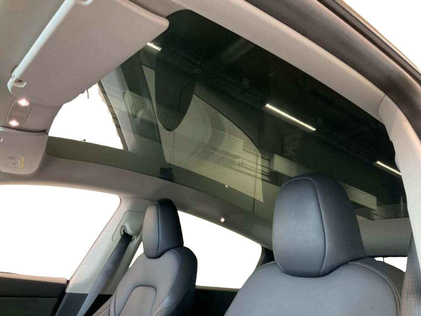Hvid Tesla Model Y fra 2024