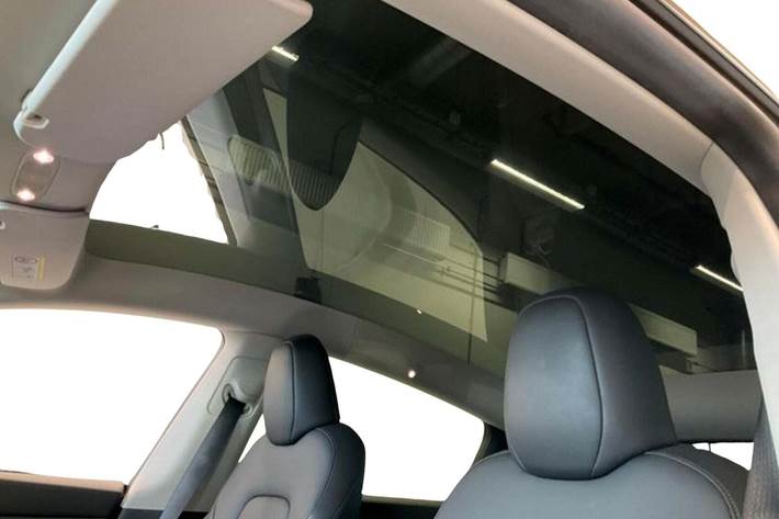 Hvid Tesla Model Y fra 2024