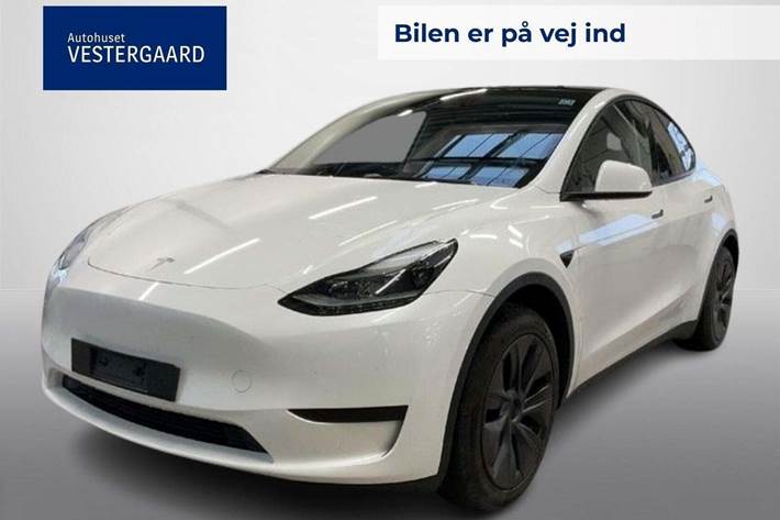 Hvid Tesla Model Y fra 2024