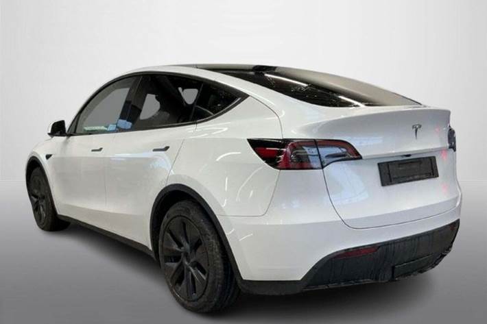 Hvid Tesla Model Y fra 2024