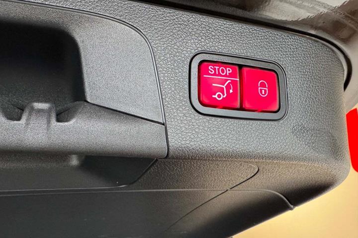 Sort Mercedes EQC400 fra 2020