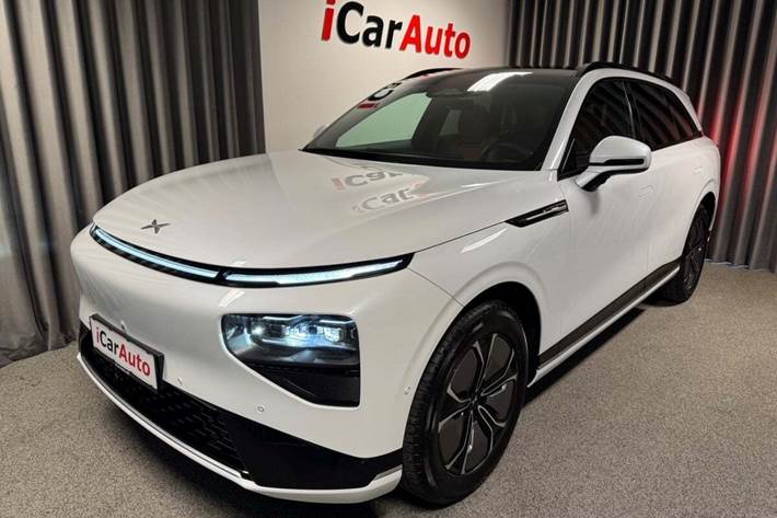 Hvid Xpeng G9 fra 2023 set udefra