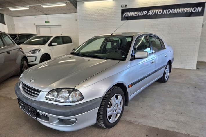 Sølv Toyota Avensis fra 1998
