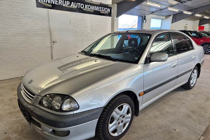 Sølv Toyota Avensis fra 1998