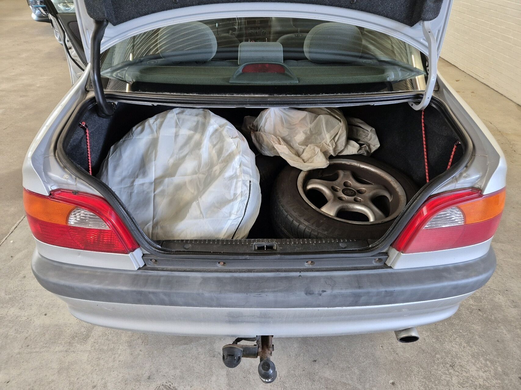 Sølv Toyota Avensis fra 1998