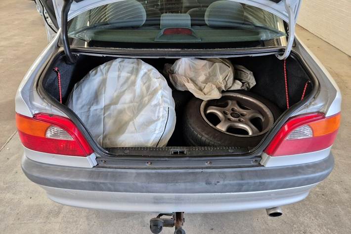 Sølv Toyota Avensis fra 1998