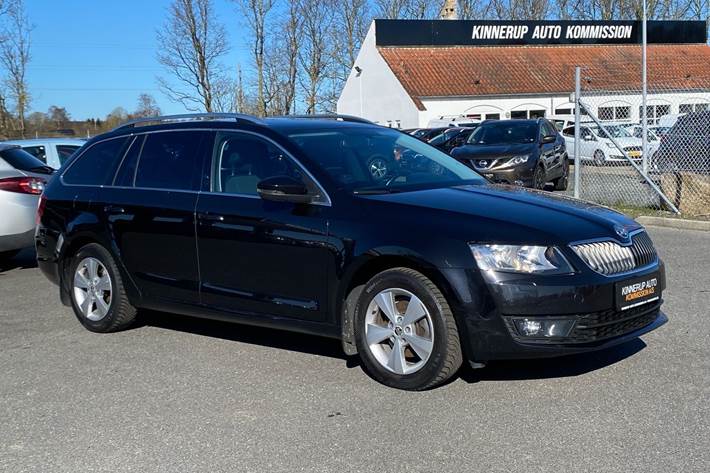 Sort Skoda Octavia fra 2015