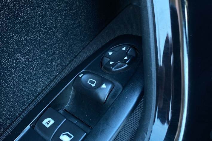 Sølv Peugeot 208 fra 2013