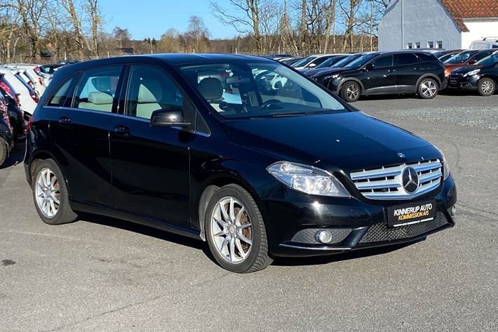 Sort Mercedes B180 d fra 2014