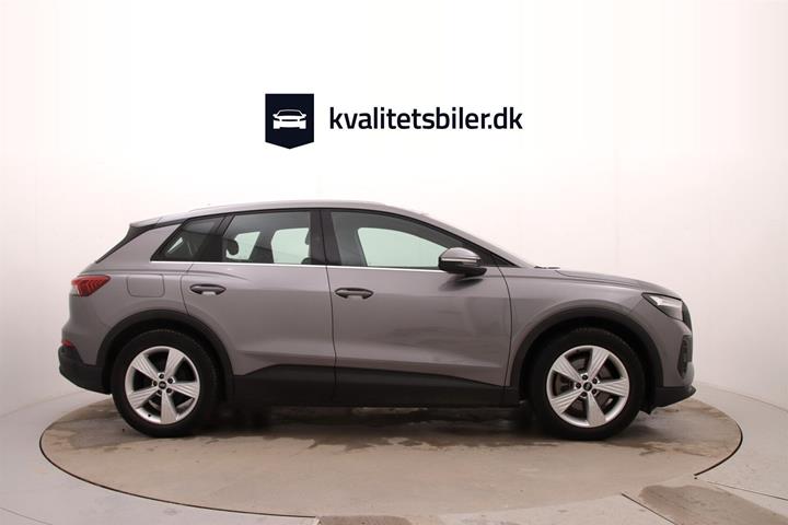 Grå Audi Q4 fra 2023