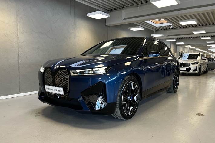 Blå BMW iX fra 2021