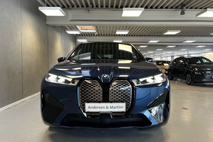 Blå BMW iX fra 2021