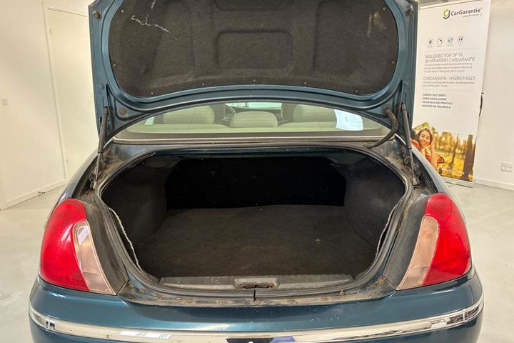 Grøn Rover 75 fra 2000 set udefra