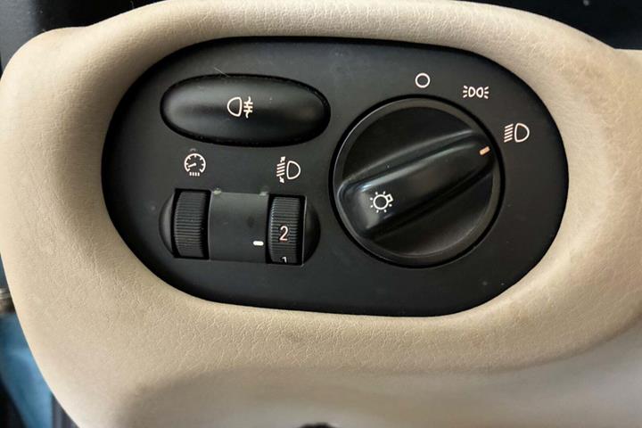 Grøn Rover 75 fra 2000 set indefra