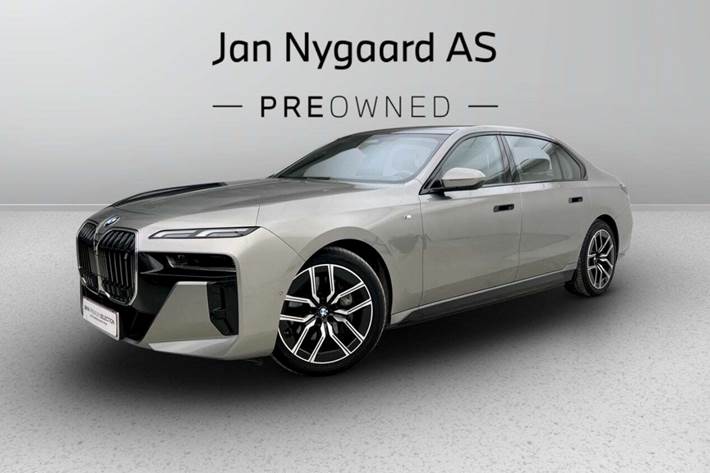 Orange BMW i7 fra 2024