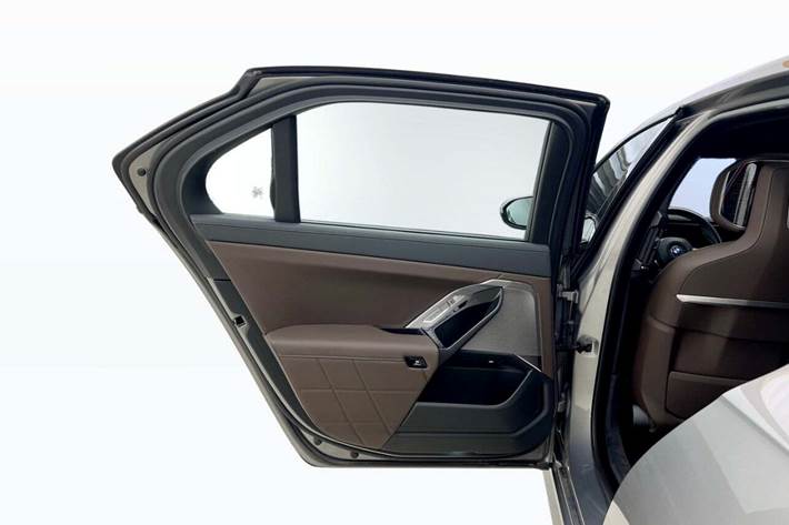 Orange BMW i7 fra 2024