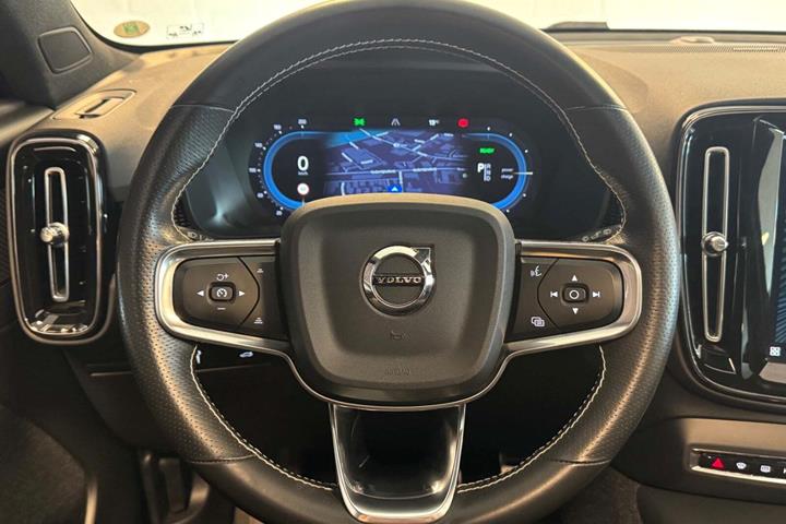 Grå Volvo XC40 fra 2021
