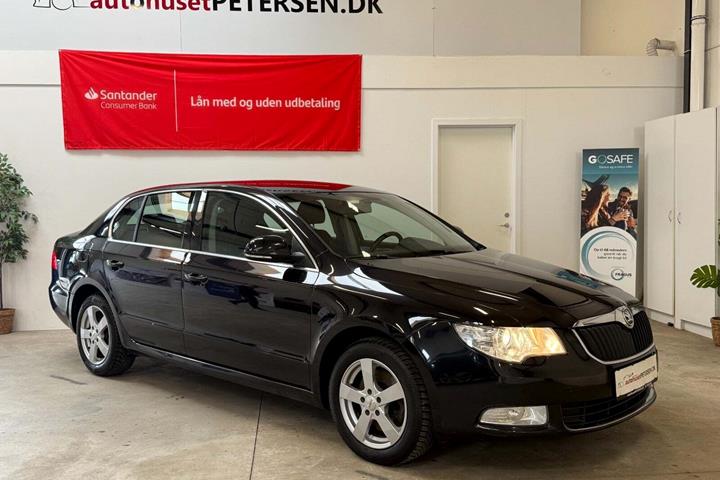 Sort Skoda Superb fra 2009 set udefra