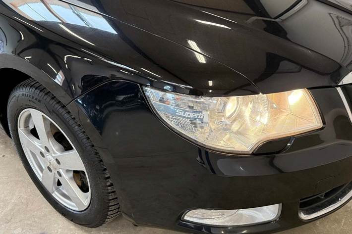 Sort Skoda Superb fra 2009